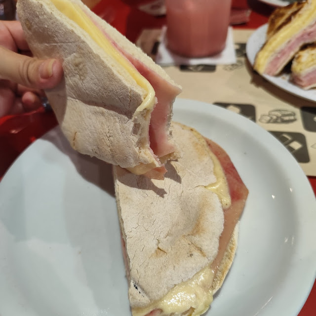 Tostado de Jamón Y Queso En Pan Árabe