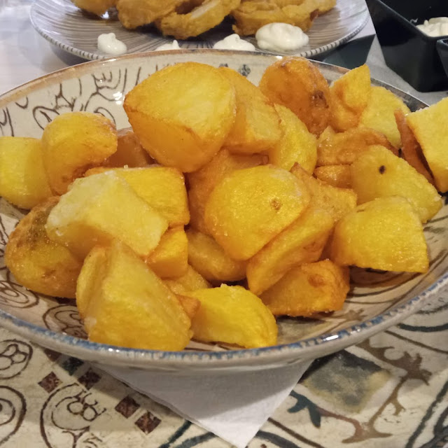 Patatas Bravas Con Las Salsas Separadas