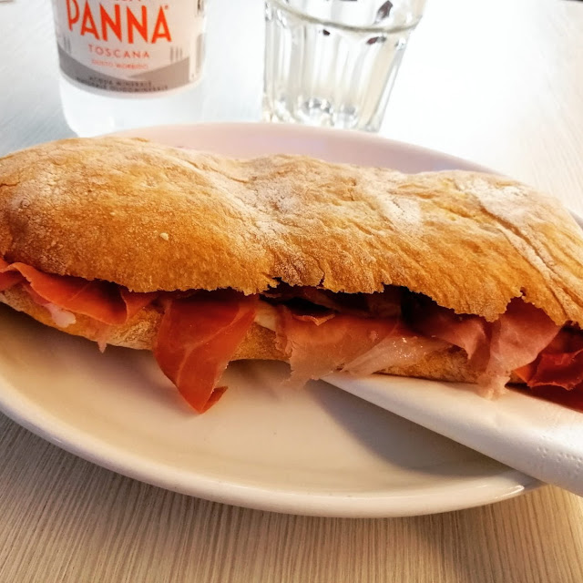 Panino Con Prosciutto Crudo E Fontina