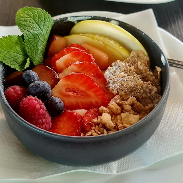 Bowl Di Yogurt Bianco Frutta Cereali E Miele