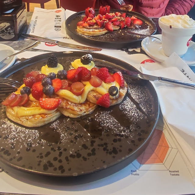 Pancakes Con Crema E Frutta