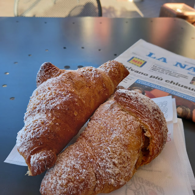 Cappuccino Con Cornetto Con Frutti Di Bosco