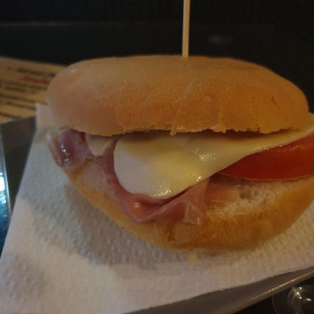 Panino Con Prosciutto Formaggio E Pomodoro