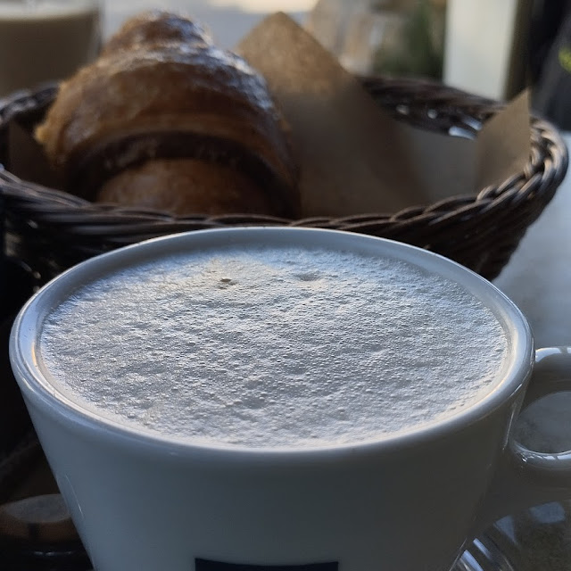 Ottima Colazione Cappuccino Di Soia E Croissant Vegano