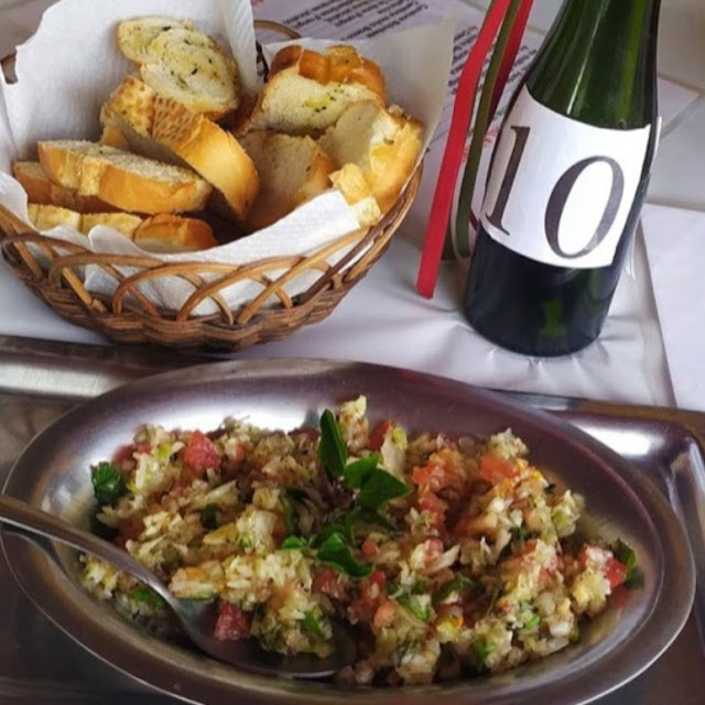 Salada Cortesia Com Torrada de Acompanhamento