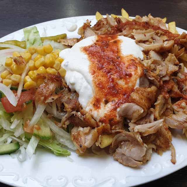 Dönerfleisch Pommes Scharf