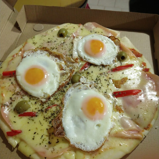 Pizza Con Huevos Fritos