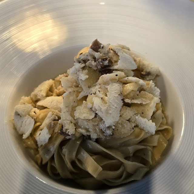 Tagliatelle Proaspete Cu Sos De Trufe Si Unt