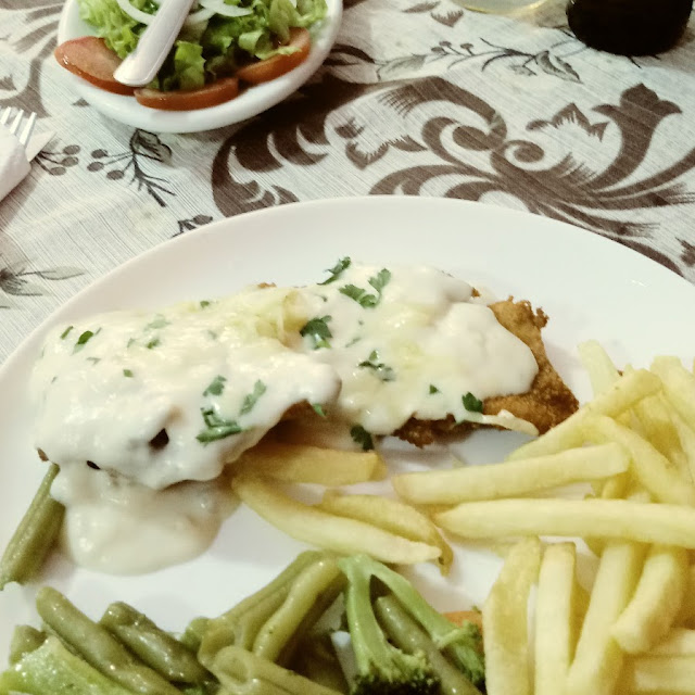 File A Milanesa Com Creme Branco E Legumes