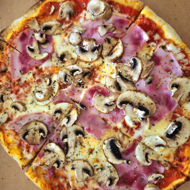 Pizza Mit Champignons Und Schinken