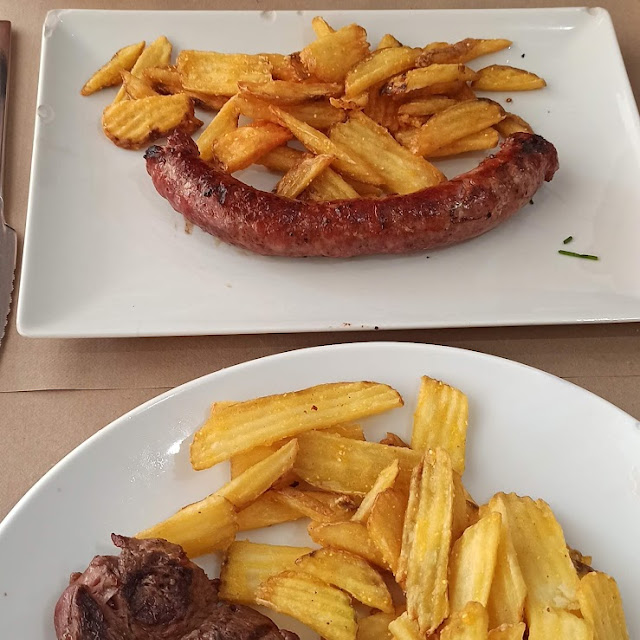 Butifarra A la Brasa Y Entrecot A la Parrilla Con Patatas Fritas