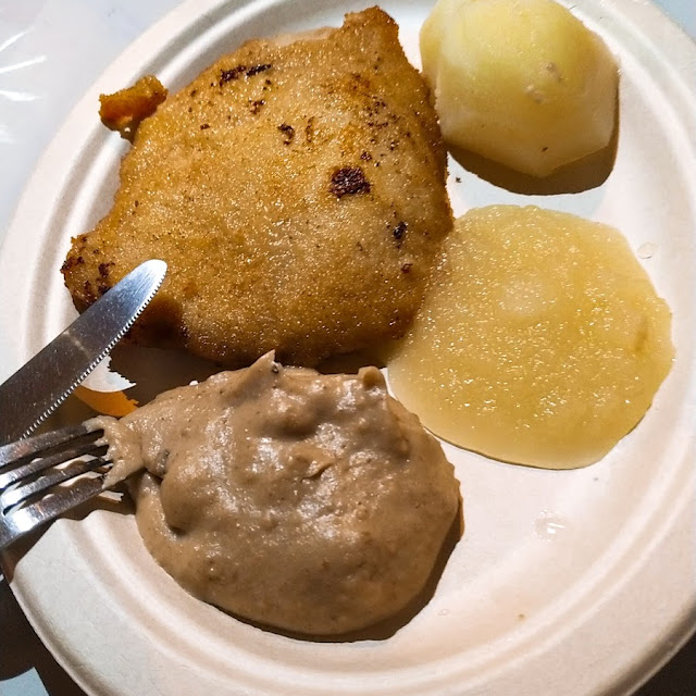 Cachopo de Tocino Ibérico Y Queso Con Puré de Castañas Y Compota de Manzana