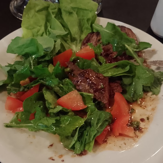 Medallón de Lomo Con Ensalada de Rúcula Y Tomate