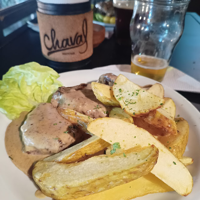 Lomo A la Pimienta Con Papas Rústicas