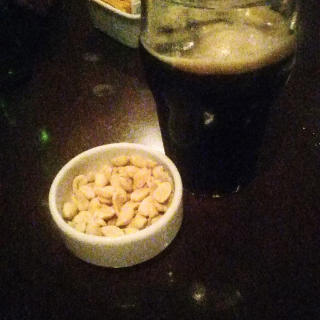 Cerveza Negra Tirada Y Mani