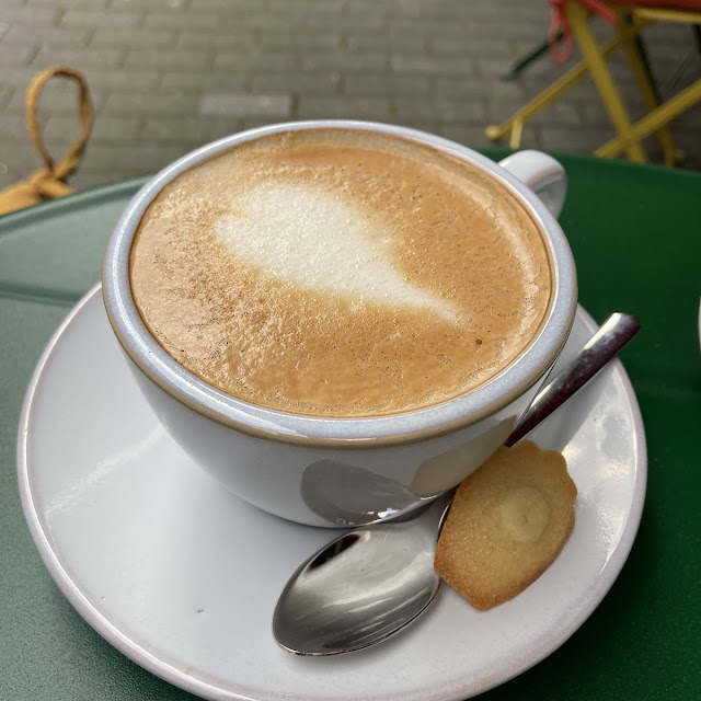 Cappuccino Mit Hafermilch Und Mini Madeleine