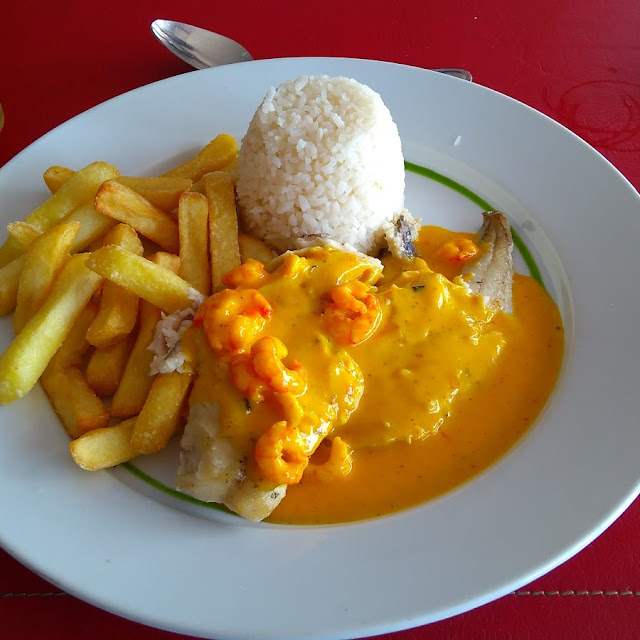 Pescado Con Salsa de Langostinos Papas Y Timbal de Arroz