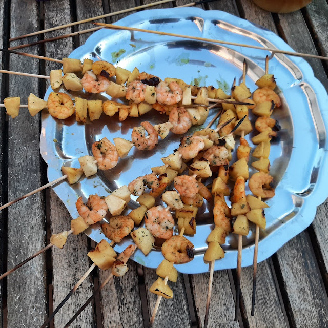 Brochettes Du Soleil Crevettes Pommes Le Tout Flambé Au Cognac