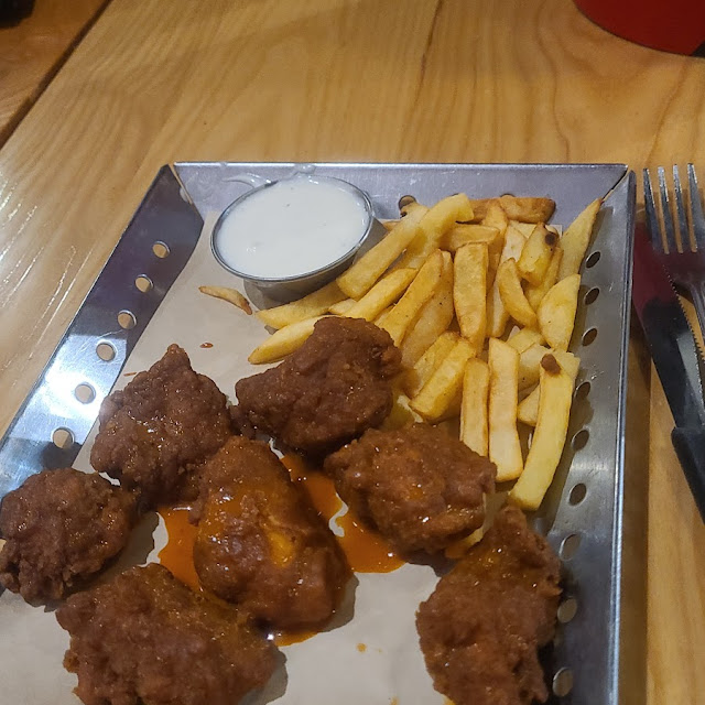 Boneless Wings and Fries