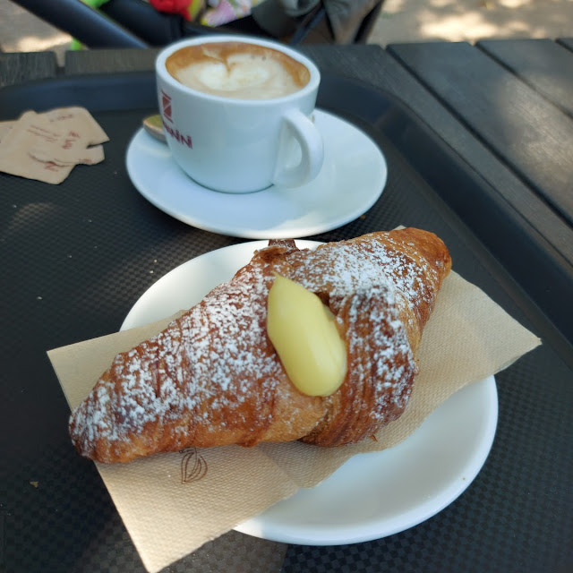 Cappuccio E Cornetto Al Cioccolato