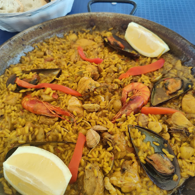 Paella de Conejo Y Ensalada Orilla