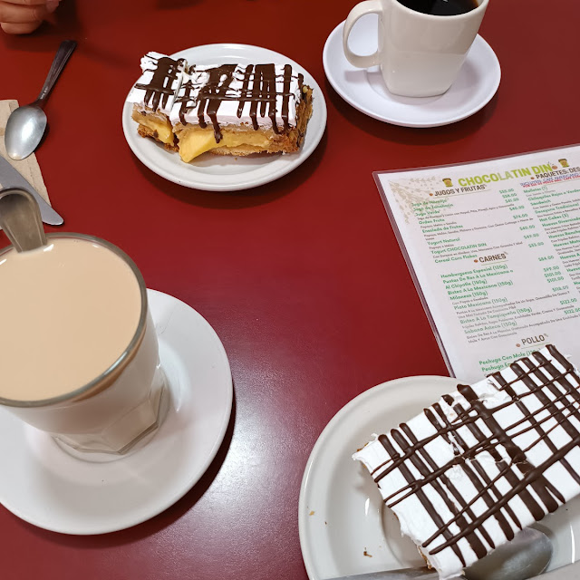 Café Capuchino Y Lechero Con Pan Dulce