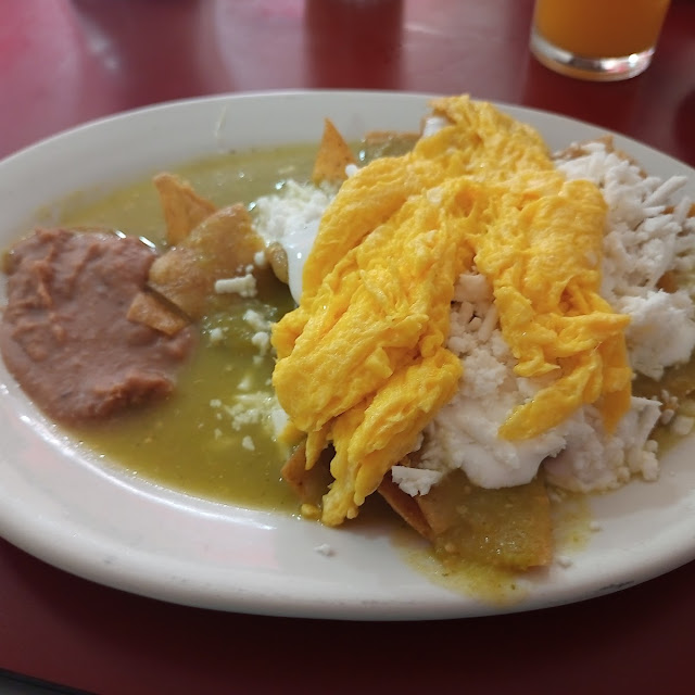 Chilaquiles Verdes Con Huevo Revuelto