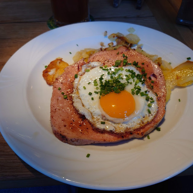 Gebratener Fleischkäse Mit Bratkartoffeln Und Spiegelei