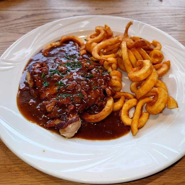 Steak Mit Specksoße Und Curly Fries