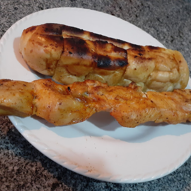 Espetinho de Frango Apimentado Com Pão de Alho
