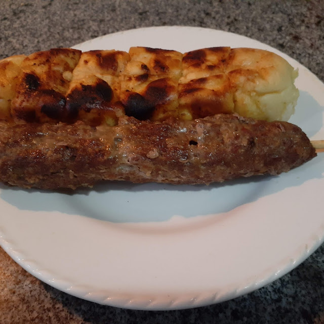 Espetinho de Kafta Com Pão de Alho