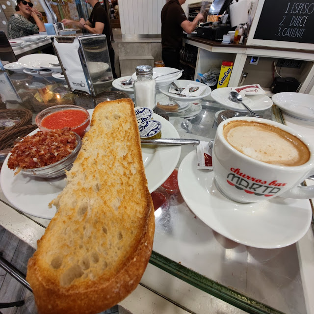 Café Con Leche Y Media Tostada de Jamón