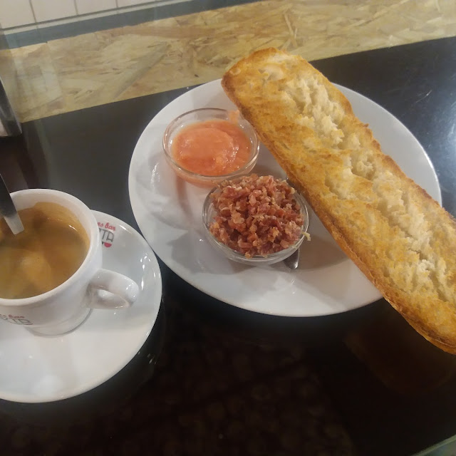 Cafe Sólo Pan Con Aceite de Oliva Virgen Tomate Molido Psíquitos de Jamón Desayuno Molinero