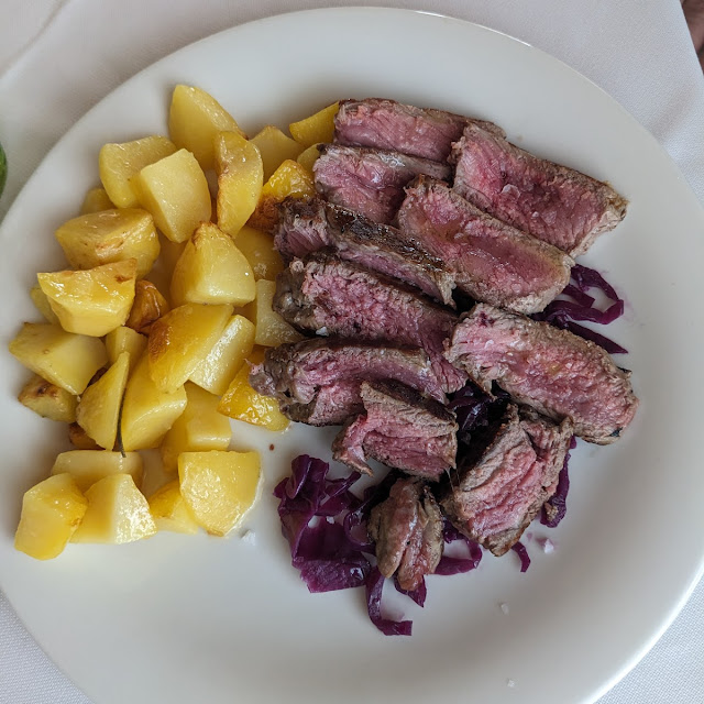 Tagliata Di Manzo Con Spicchi Di Patate Croccanti Al Rosmarino