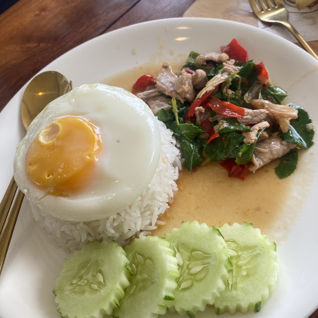 กะเพรา ไข่ดาว