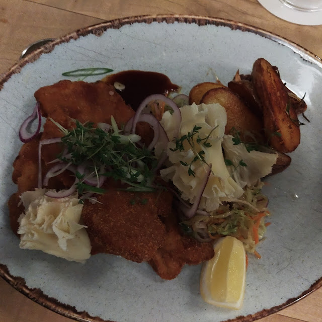 Kalbsschnitzel Mit Mönchskopfkäse An Wirsing Mit Pellkartöffelchen