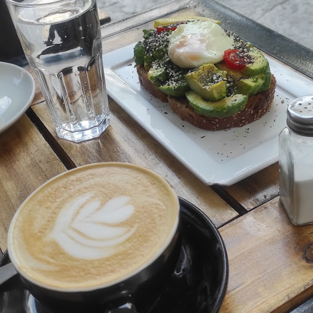 Tostón Y Flatwhite