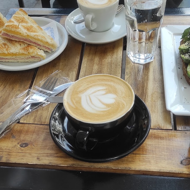 Tostón Con Flatwhite Y Tostado de Miga Con Cortado