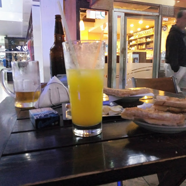 Cerveza Jugo de Naranja Tostado de Jamón Y Queso