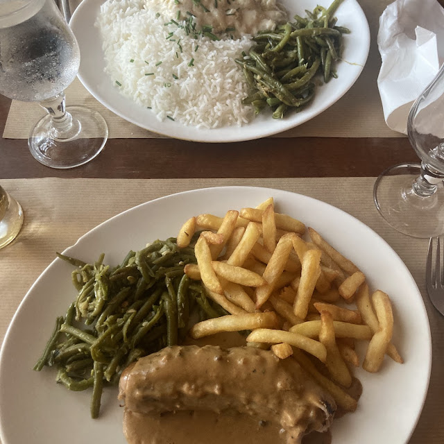 Andouillette Frites Et Poisson Riz Haricots Verts