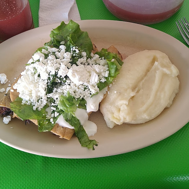 Tacos Dorados de Jamaica Y Puré de Papa