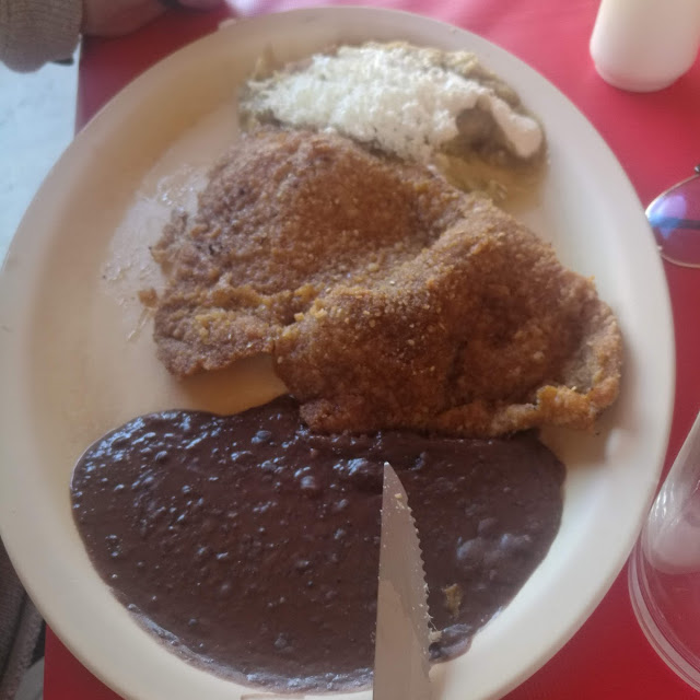 Milanesa de Puerco Con Chilaquiles Y Frijoles Refritos