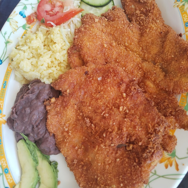Filete Empanizado Con Arroz Y Frijol