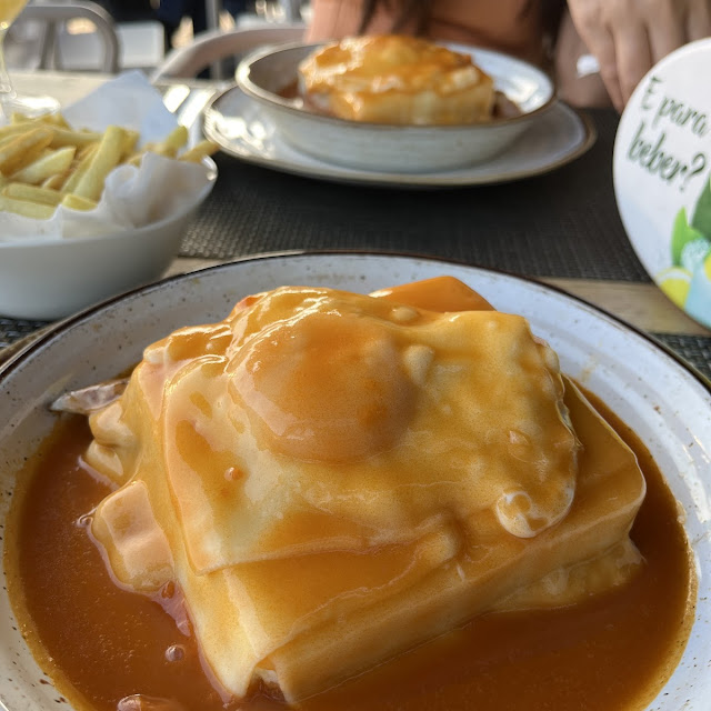 Francesinha ao Café da Ponte