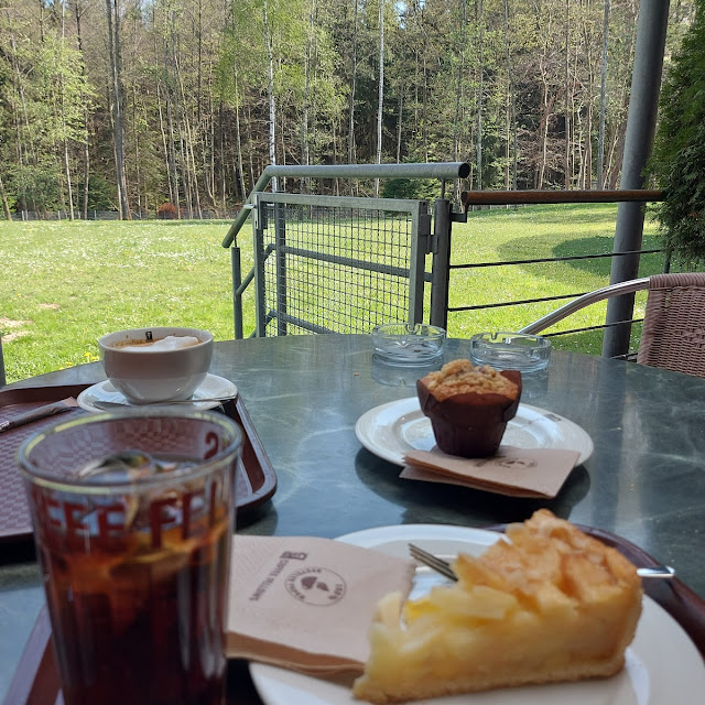 Iced Kaffee Und Apfelkuchen
