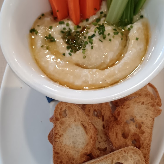 Hummus de Garrafon Con Crudités de Verduras Y Tostas