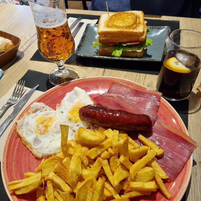 Chorizo Frito Con Patatas Jamón Y Huevo Plato Combinado la Abuela