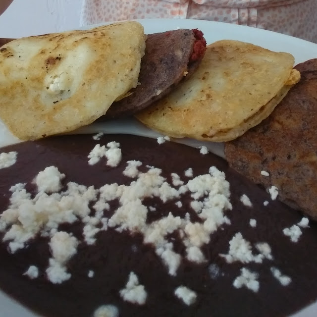 Bocoles Rellenos de Huevo En Salsa Roja Queso Y Chorizo