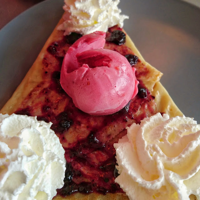 Une Crêpe Aux Fruits Rouges