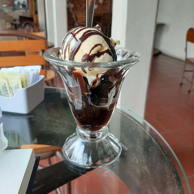 Gelatina de Café Con Bola de Helado